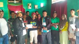 Gambar: DPC APDESI Kepulauan Sula, Bagi Bantuan Kepada Warga Desa Waisakai yang Terdampak Banjir.