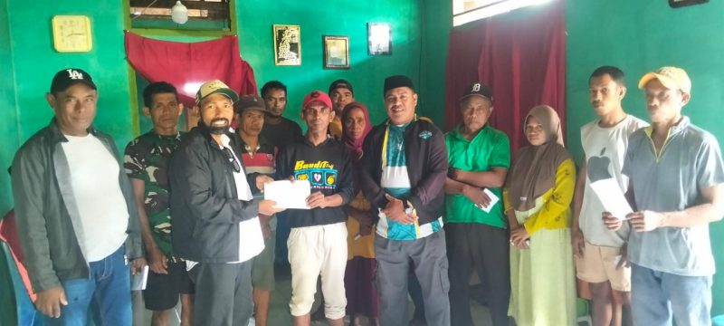 Gambar: DPC APDESI Kepulauan Sula, Bagi Bantuan Kepada Warga Desa Waisakai yang Terdampak Banjir.