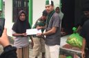 Gambar: Ketua Umum Formature HMI Cabang Sanana Taufik Buabes, Bagikan Sembako Kepada Warga Desa Fokalik.