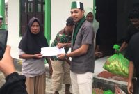 Gambar: Ketua Umum Formature HMI Cabang Sanana Taufik Buabes, Bagikan Sembako Kepada Warga Desa Fokalik.