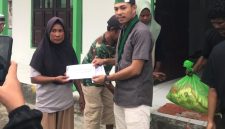 Gambar: Ketua Umum Formature HMI Cabang Sanana Taufik Buabes, Bagikan Sembako Kepada Warga Desa Fokalik.