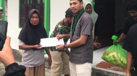 Gambar: Ketua Umum Formature HMI Cabang Sanana Taufik Buabes, Bagikan Sembako Kepada Warga Desa Fokalik.