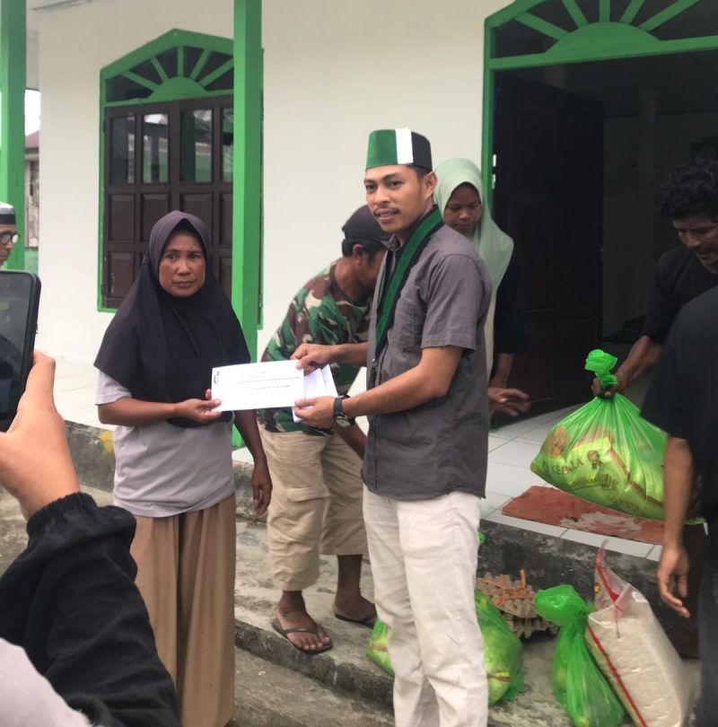 Gambar: Ketua Umum Formature HMI Cabang Sanana Taufik Buabes, Bagikan Sembako Kepada Warga Desa Fokalik.