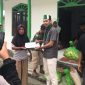 Gambar: Ketua Umum Formature HMI Cabang Sanana Taufik Buabes, Bagikan Sembako Kepada Warga Desa Fokalik.