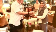 Dok: Bupati Kepulauan Sula Hj. Fifian Adeningsi Mus, Tanda Tangan Kerjasama dengan Pihak PT. Trigana Air.