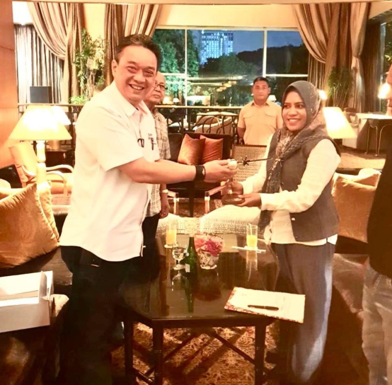 Dok: Bupati Kepulauan Sula Hj. Fifian Adeningsi Mus, Tanda Tangan Kerjasama dengan Pihak PT. Trigana Air.