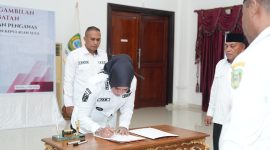 Dok: Penandatanganan Surat Keputusan Pelantikan 72 Pejabat oleh Bupati Kepulauan Sula, Hj. Fifian Adeningsi Mus.