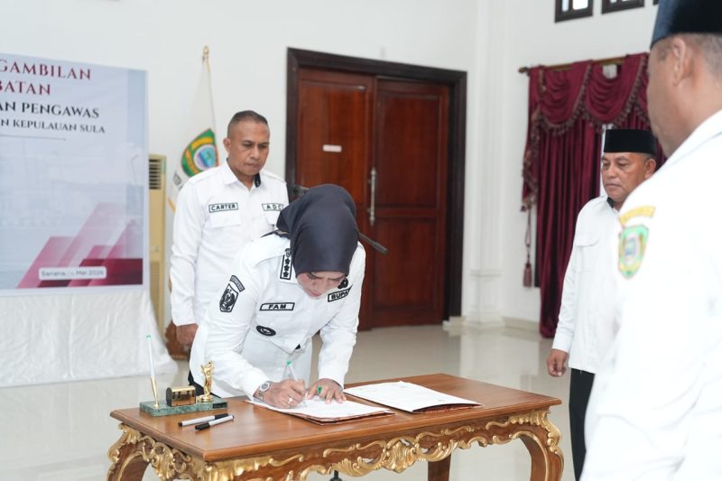 Dok: Penandatanganan Surat Keputusan Pelantikan 72 Pejabat oleh Bupati Kepulauan Sula, Hj. Fifian Adeningsi Mus.
