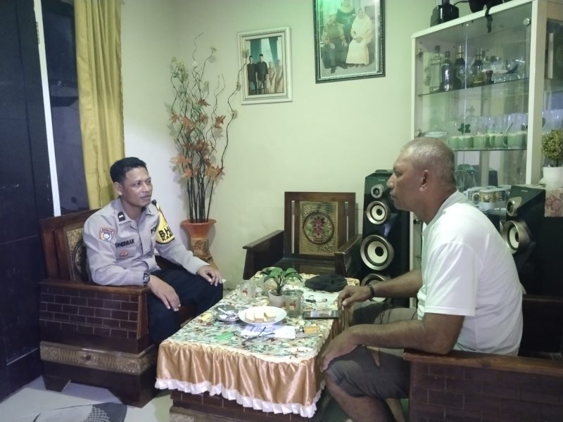 Dok: Bhabinkamtibmas Desa Mangon Aipda Suherman Umar Bersama Ketua Pemuda Djul Bone.