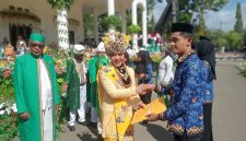 Dok: Penyerahan SK 100 Persen Oleh Bupati Kepulauan Sula Hj. Fifian Adeningsi Mus.