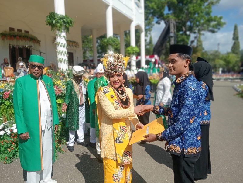 Dok: Penyerahan SK 100 Persen Oleh Bupati Kepulauan Sula Hj. Fifian Adeningsi Mus.