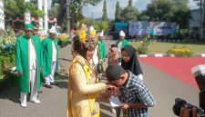 Dok: Bupati Kepulauan Sula Hj. Fifian Adeningsi Mus Santuni Anak Yatim Piatu.