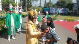 Dok: Bupati Kepulauan Sula Hj. Fifian Adeningsi Mus Santuni Anak Yatim Piatu.