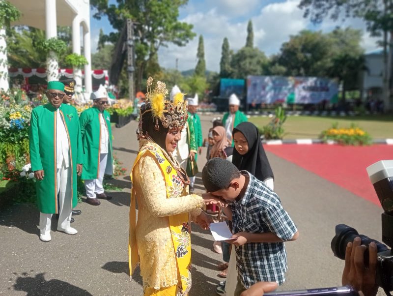 Dok: Bupati Kepulauan Sula Hj. Fifian Adeningsi Mus Santuni Anak Yatim Piatu.