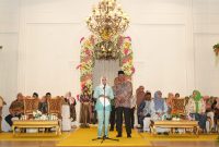 Dok: Bupati Kepulauan Sula Hj. Fifian Adeningsi Mus Menyambut Kedatangan Masyarakat Pada Acara Malam Ramah Tamah.