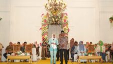Dok: Bupati Kepulauan Sula Hj. Fifian Adeningsi Mus Menyambut Kedatangan Masyarakat Pada Acara Malam Ramah Tamah.