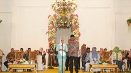 Dok: Bupati Kepulauan Sula Hj. Fifian Adeningsi Mus Menyambut Kedatangan Masyarakat Pada Acara Malam Ramah Tamah.