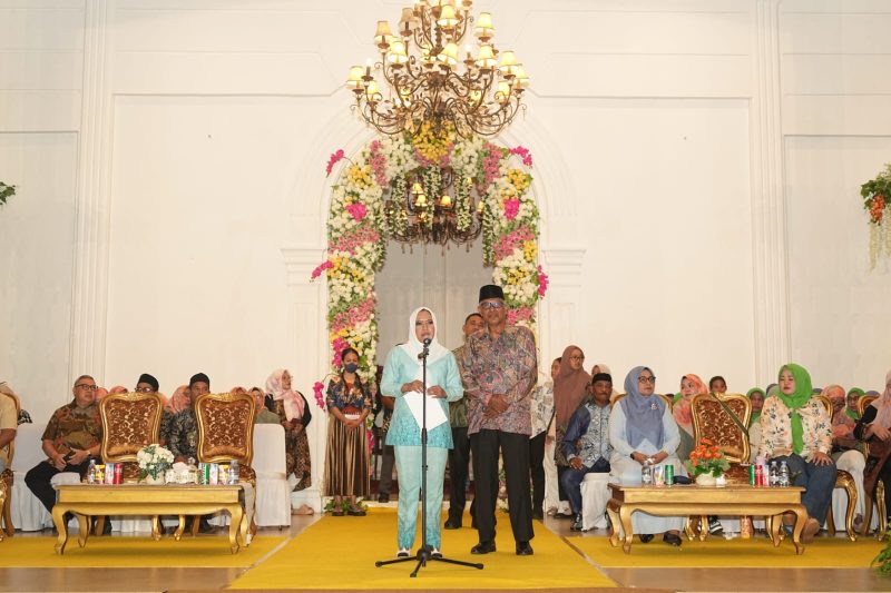 Dok: Bupati Kepulauan Sula Hj. Fifian Adeningsi Mus Menyambut Kedatangan Masyarakat Pada Acara Malam Ramah Tamah.