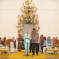 Dok: Bupati Kepulauan Sula Hj. Fifian Adeningsi Mus Menyambut Kedatangan Masyarakat Pada Acara Malam Ramah Tamah.