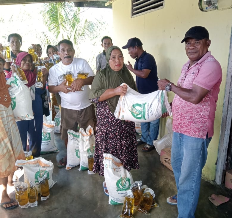Dok: PJ. Kepala Desa Dofa Rusdi Umaternate, Salurkan Bansos dari Pemerintah Pusat Kepala Masyarakat.