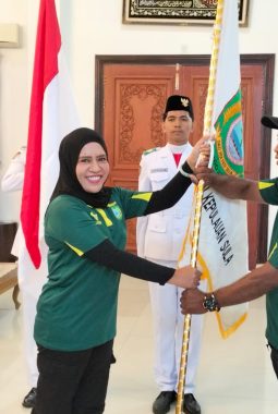 Bupati Kepulauan Sula Resmi Lepas Kontingen POPDA XII