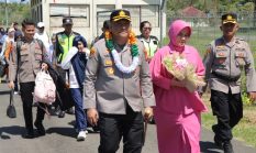 Isak Tangis yang Pecah Disudut Bandara Emalamo Saat Menyambut AKBP Handres 