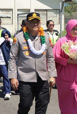 Isak Tangis yang Pecah Disudut Bandara Emalamo Saat Menyambut AKBP Handres 