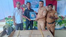 Dok: Penyerahan Bantuan Mesin Tempel Merk Yamaha dan Suzuki di Desa Bajo.