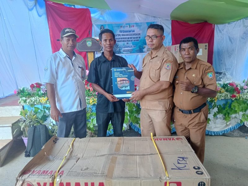 Dok: Penyerahan Bantuan Mesin Tempel Merk Yamaha dan Suzuki di Desa Bajo.