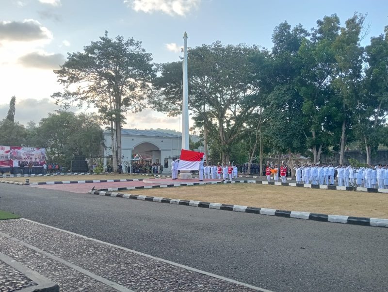 Dok: Upacara Penurunan Sang Merah Putih di Halaman Isda Kepulauan Sula.
