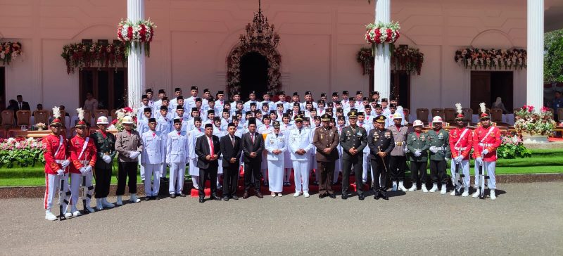 Dok: Foto Pasukan Paskibraka Bersama Bupati Kepulauan Sula Hj. Fifian Adeningsi Mus.