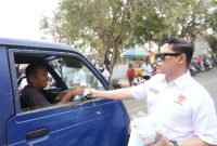 Dok: Ketum KONI Kepulauan Sula, Kamarudin Mahdi, S.STP, Bagikan Masker Gratis Kepada Masyarakat.