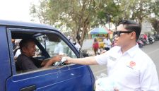 Dok: Ketum KONI Kepulauan Sula, Kamarudin Mahdi, S.STP, Bagikan Masker Gratis Kepada Masyarakat.