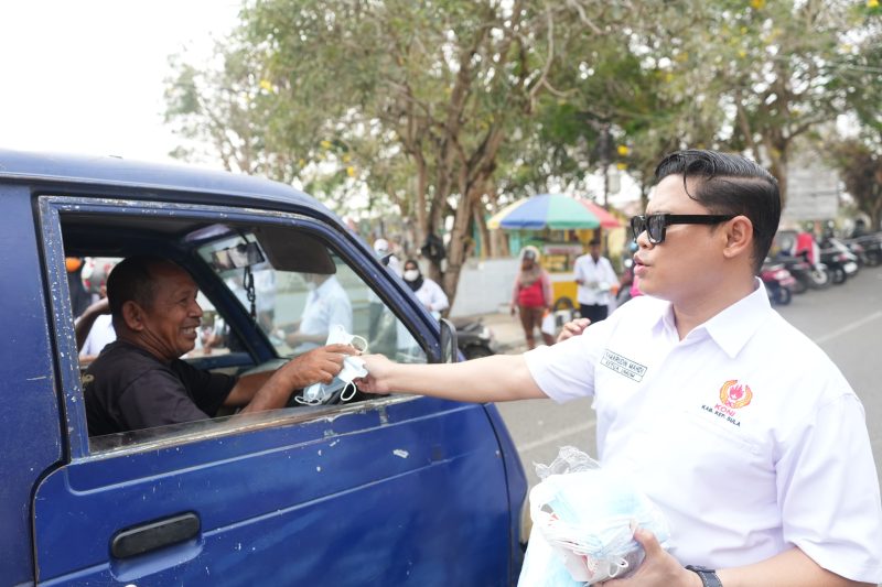 Dok: Ketum KONI Kepulauan Sula, Kamarudin Mahdi, S.STP, Bagikan Masker Gratis Kepada Masyarakat.